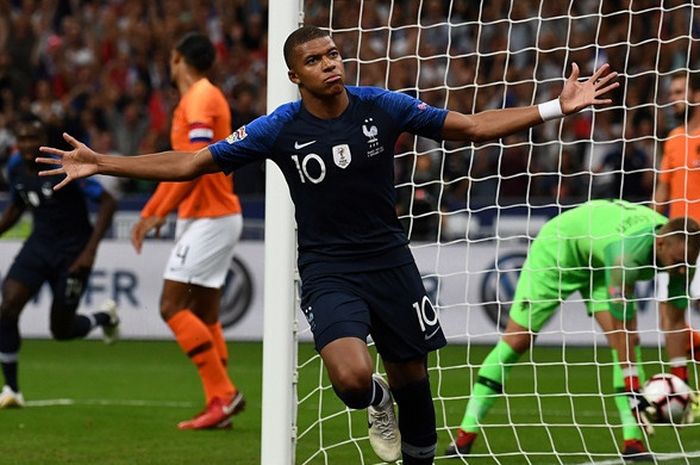  Penyerang Prancis, Kylian Mbappe, merayakan gol yang dicetak ke gawang Belanda dalam laga UEFA Nations League di Stadion Stade de France, Saint-Denis, Prancis pada 9 September 2018. 