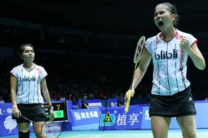 Pasasngan ganda putri Indonesia, Nitya Krishinda Maheswari (kiri)/Greysia Polii, merayakan raihan poin saat bertemu pasangan Jepang, Naoko Fukuman/Kurumi Yonao, pada babak semifinal Kejuaraan Asia di Wuhan, Sabtu (30/4/2016).