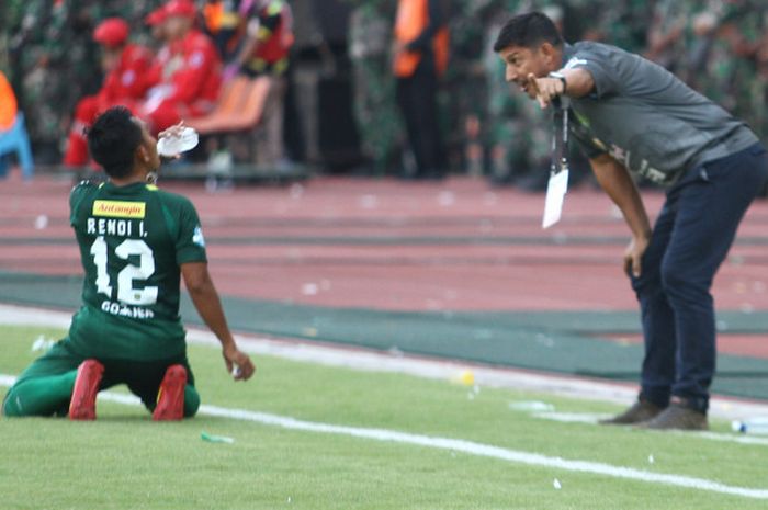 Pelatih Persebaya, Angel Alfredo Vera (kanan) memberikan instruksi kepada kapten Rendi Irwan saat mereka menjamu Arema FC pada pekan ketujuh Liga 1 2018 di Gelora Bung Tomo, Kota Surabaya, 6 Mei 2017. 
