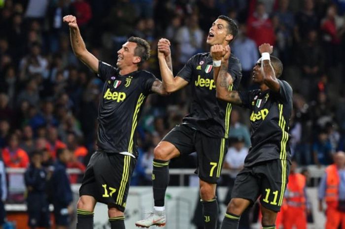 Kiri ke kanan: Mario Mandzukic, Cristiano Ronaldo, dan Douglas Costa merayakan kemenangan Juventus atas Parma dalam laga Liga Italia di Stadion Ennio Tardini, 1 September 2018.