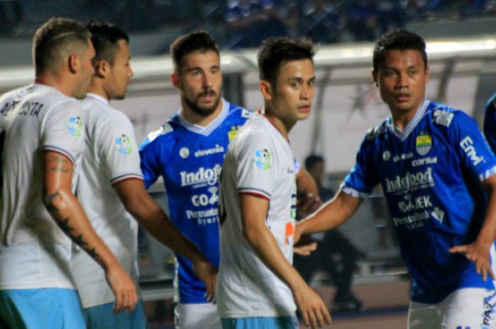  Persib Bandung saat menghadapi Persela Lamongan di Stadion Gelora Bandung Lautan Api, Senin (16/7/2018). 