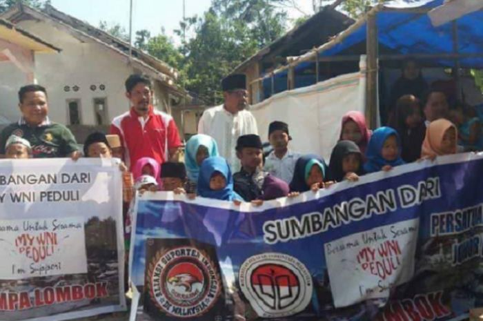 Aliansi suporter di Malaysia menyalurkan bantuan kepada para korban gempa di Lombok, Jumat (14/9/2018).