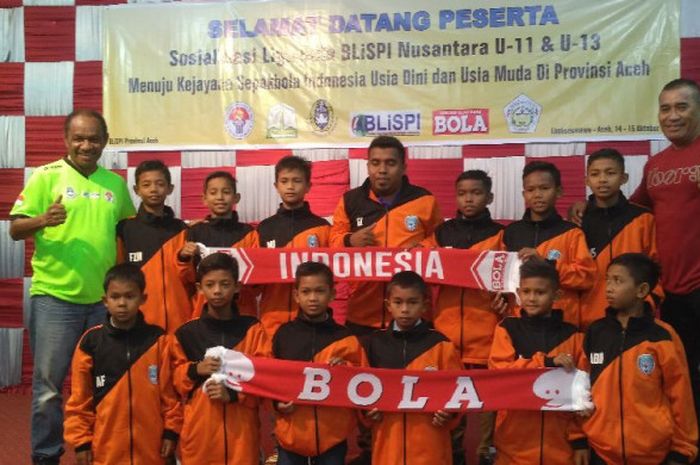 Legenda sepak bola Indonesia, Rully Nere (paling kiri) dan Donny Latuperissa (kanan), berpose dengan anak-anak peserta Liga BOLA-BliSPI U-11 dan U-13 di Auditorium Hotel Lido Lhokseumawe Aceh, Sabtu (14/10).