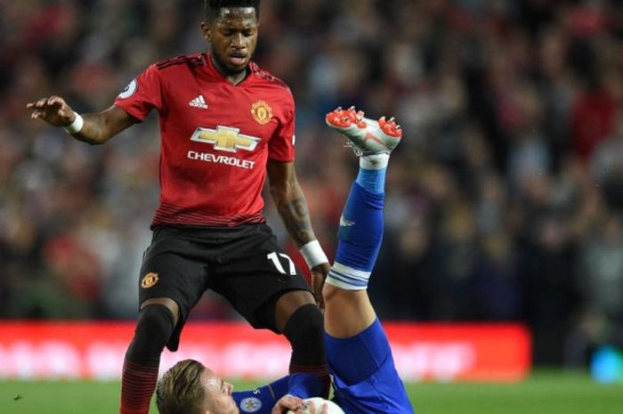 Gelandang Manchester United, Fred (atas), berduel dengan pemain Leicester City, James Maddison, dalam laga Liga Inggris di Stadion Old Trafford, Manchester, 10 Agustus 2018.