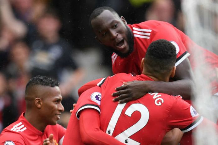 Selebrasi pemain Manchester United untuk gol Marouane Fellaini pada pertandingan Liga Inggris di Stadion Old Trafford, Manchester, pada Sabtu (30/9/2017)