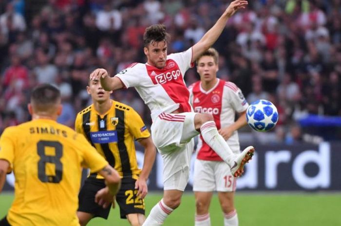 Nicolas Tagliafico mengontrol bola dalam partai Liga Champions antara Ajax Amsterdam lawan AEK Athens di Amsterdam Arena, 19 September 2018.