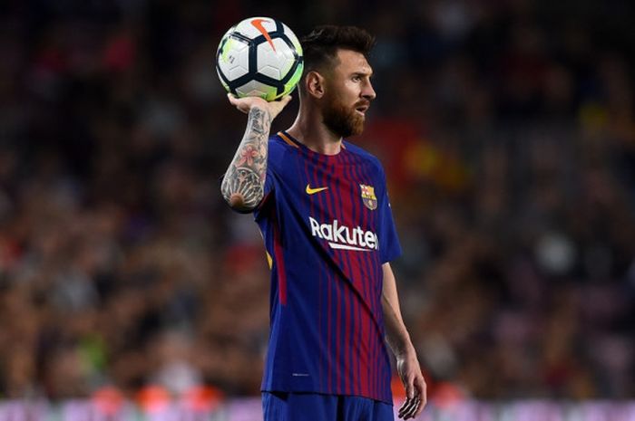 Megabintang FC Barcelona, Lionel Messi, bersiap mengoper bola dalam laga Liga Spanyol kontra Malaga di Stadion Camp Nou, Barcelona, pada 21 Oktober 2017.