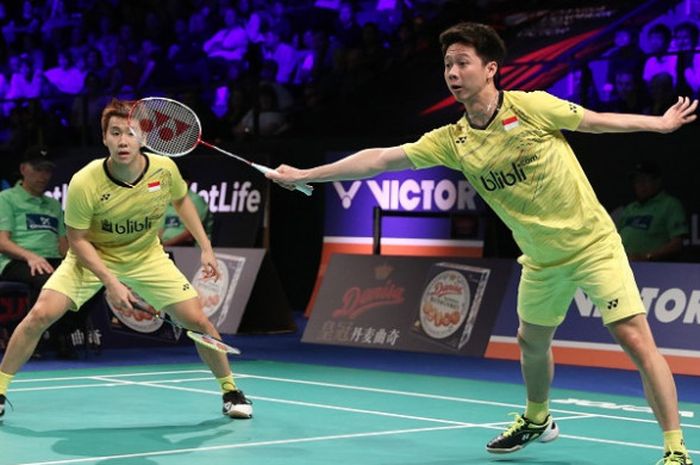 Pasangan ganda putra Indonesia, Marcus Fernaldi Gideon/Kevin Sanjaya Sukamuljo, mengembalikan kok ke arah Angga Pratama/Ricky Karanda Suwardi pada babak semifinal Denmark Terbuka 2017 di Odense Sports Park, Sabtu (21/10/2017).