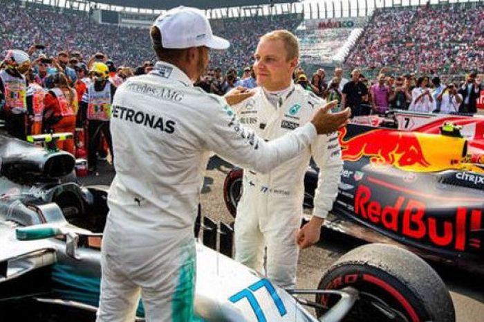 Valtteri Bottas mengucapkan selamat kepada Lewis Hamilton setelah merebut gelar kejuaraan Formula 1 musim ini. 