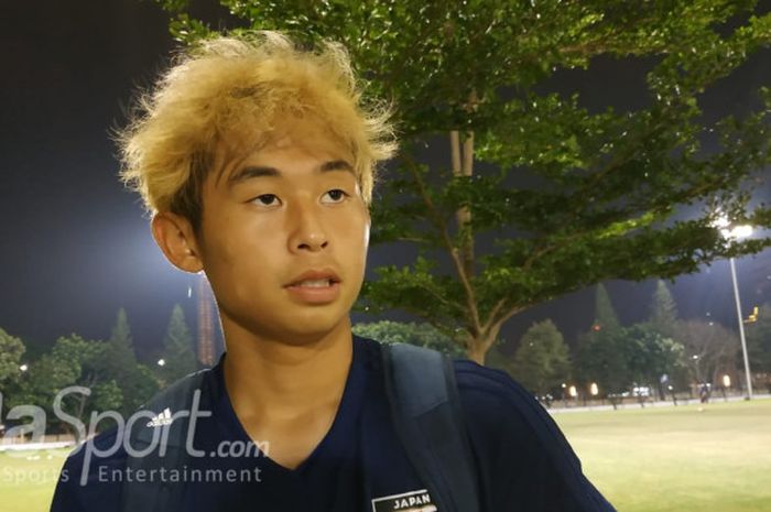 Pemain timnas U-19 Jepang, Yuta Goke, menjawab pertanyaan wartawan di Lapangan ABC, Senayan, Jakarta, Sabtu (27/10/2018).