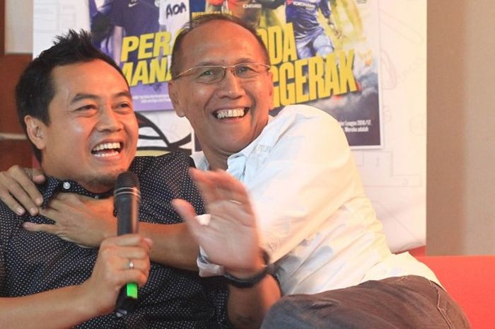 Duo eks striker timnas Indonesia beda generasi, Gendut Doni (kiri) dan Bambang Nurdiansyah, saat menjadi nara sumber di Forum Diskusi BOLA pada Rabu (16/11) di Kantor Tabloid BOLA.