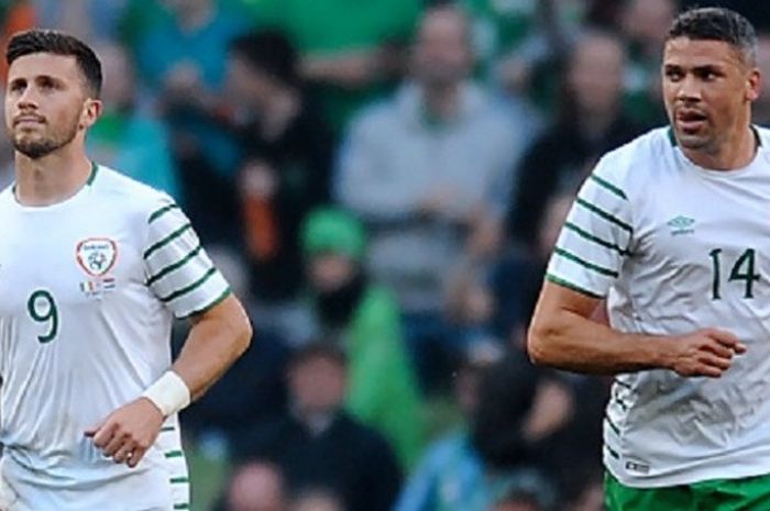 Striker Irlandia, Shane Long (kiri), mencetak satu gol ke gawang Belanda pada laga persahabatan di Stadion Aviva, Jumat (27/5/2016). 