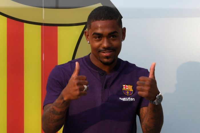 Malcom Filipe Silva de Oliveira berpose saat diperkenalkan sebagai pemain FC Barcelona di Stadion Camp Nou, Barcelona, 24 Juli 2018.