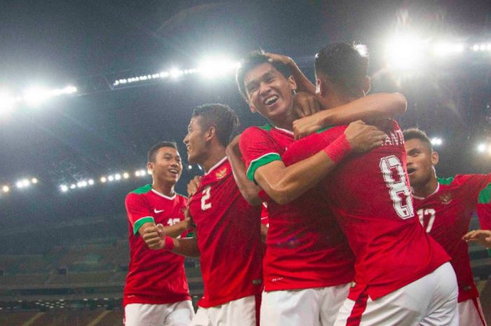Para pemain timnas U-22 Indonesia merayakan gol ke gawang Filipina pada laga SEA Games 2017 antara Indonesia kontra Filipina di Stadion Shah Alam, Selangor, Kamis (17/8/2017).