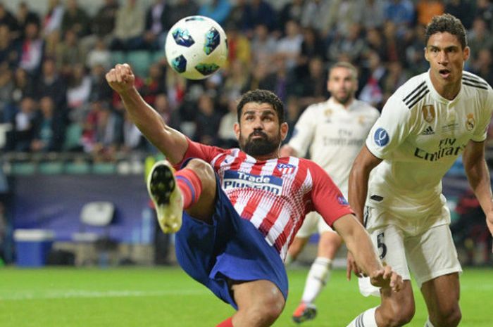 Raphael Varane mengawal Diego Costa dalam laga Piala Super Eropa 2018 antara Real Madrid dan Ateltico Madrid di Lillekula Stadium, Rabu (15/8/2018)