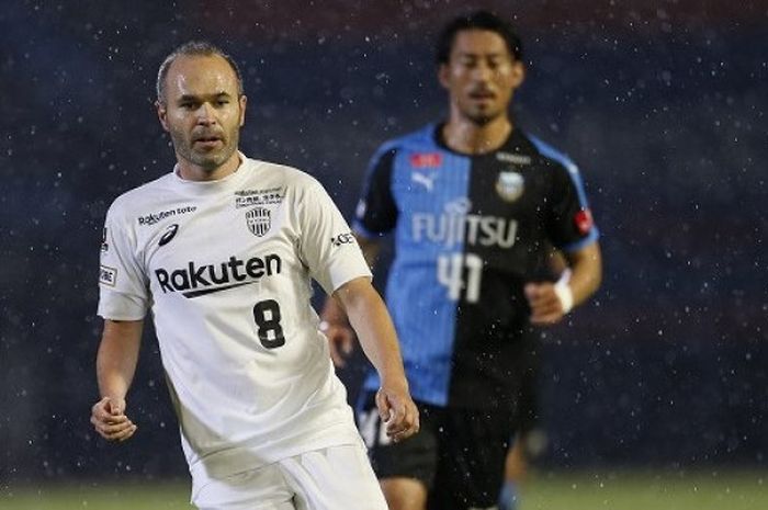 Aksi gelandang Vissel Kobe, Andres Iniesta saat timnya dijamu Kawasaki Frontale pada pekan ke-30 Lig