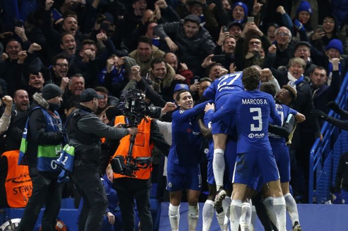 Para pemain Chelsea merayakan gol yang dicetak Willian dalam laga leg pertama babak 16 besar Liga Champions di Stadion Stamford Bridge, London, Inggris, pada 20 Februari 2018.