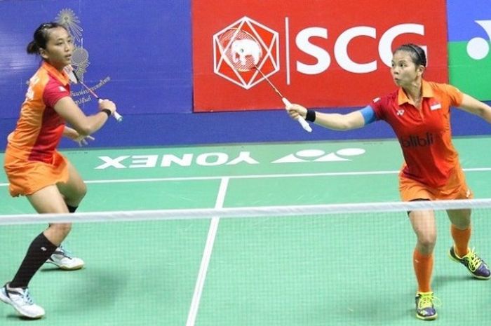 Pasangan ganda putri nasional, Greysia Polii (kanan) dan Rosyita Eka Putri Sari, sedang bertanding melawan pasangan China, Ceng Qingchen/Jia Yifan, pada semifinal Thailand Masters 2017 di Nimibutr Stadium, Sabtu (11/2/2017).