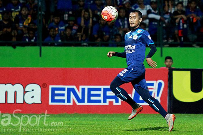 Aksi penyerang Arema FC, Sunarto, saat menggiring bola dalam laga kedua putaran kedua Torabika Soccer Championship 2016 melawan Mitra Kukar di Stadion Gajayana Malang, Jawa Timur (30/09/2016). 