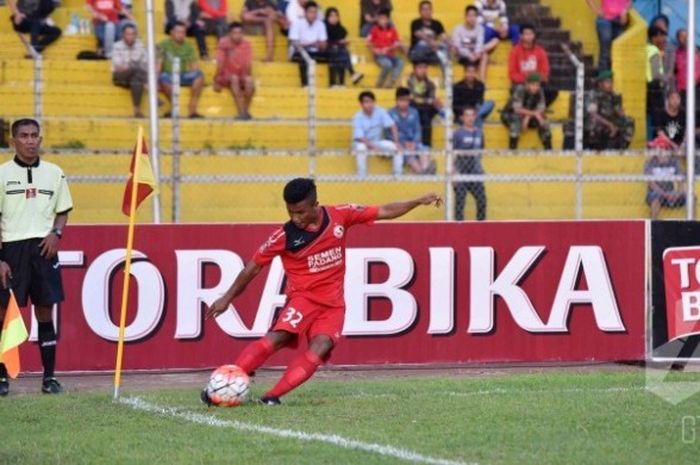 Aksi pemain Semen Padang, Defri Rizky saat melakukan sepak pojok ke gawang Persela pada laga di Stadion H Agus Salim, Padang, Sabtu (28/5/2016). 