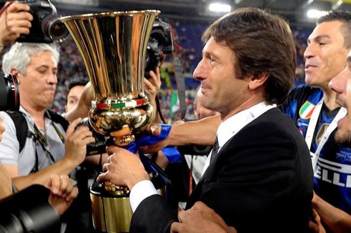 Leonardo dengan trofi juara Piala Italia untuk Inter Milan setelah menekuk Palermo di Stadio Olimpico, Roma, 29 Mei 2011.