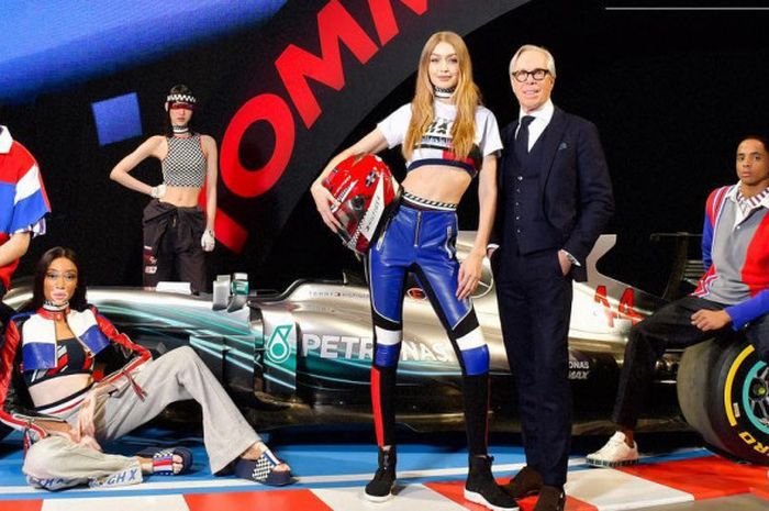 Para model Milan Fashion Week berpose bersama sang perancang busana, Tommy Hilfinger.