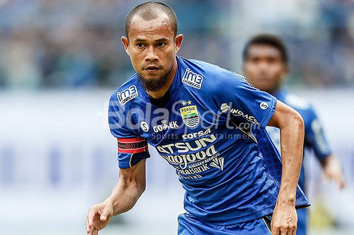   Aksi bek Persib Bandung, Supardi Nasir, saat tampil melawan Sriwijaya FC pada partai pembukaan Pia