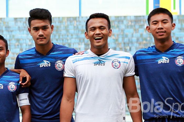 Andriyas Francisco (Kostum Putih), kiper Arema FC U-19 yang kabarnya diorbitkan ke tim Arema FC senior.