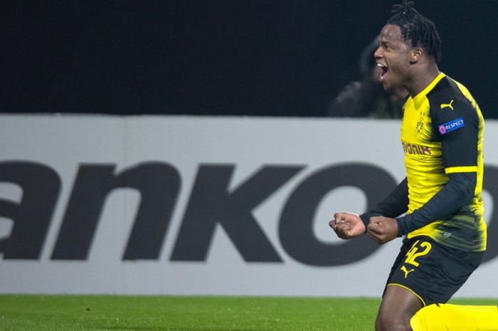 Selebrasi striker Borussia Dortmund, Michy Batshuayi, seusai mencetak gol ke gawang Atalanta dalam laga leg 1 babak 32 besar Liga Europa 2017-2018 di Stadion Signal Iduna Park, Dortmund, Jerman, pada Kamis (15/2/2018).