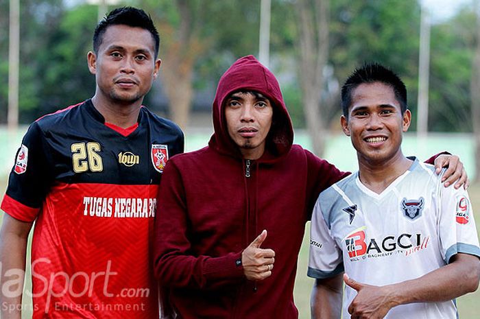 Gelandang PS Mojokerto Putra, Tamsil Sijaya (tengah), berpose rekan setimnya Djayusman Triasdi (kiri) dan pemain Madura FC, dalam laga babak 16 besar pertama Grup D Liga 2 di Lapangan Kodikal Bumimoro Surabaya, Jawa Timur, Sabtu (23/09/2017) sore.