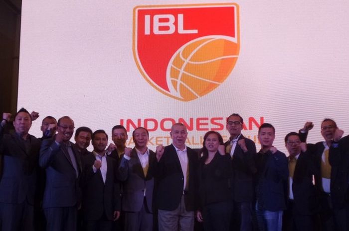 Direktur Indonesia Basketball League (IBL) Hasan Ghozali dan Ketua Umum Pengurus Pusat Persatuan Bola Basket Seluruh Indonesia (PP Perbasi) Danny Kosasih (tengah) berfoto bersama perwakilan tim peserta IBL musim 2017 seusai menjalani draft day pemain asing.