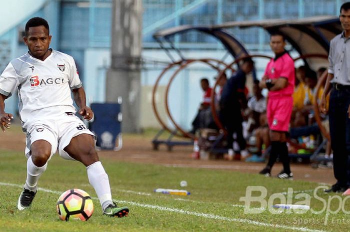 Aksi gelandang Madura FC, Oktovianus Maniani, saat tampil melawan Persekam Metro FC dalam laga pekan ke-8 Liga 2 di Stadion Kanjuruhan Malang, Jawa Timur, (22/07/2017).