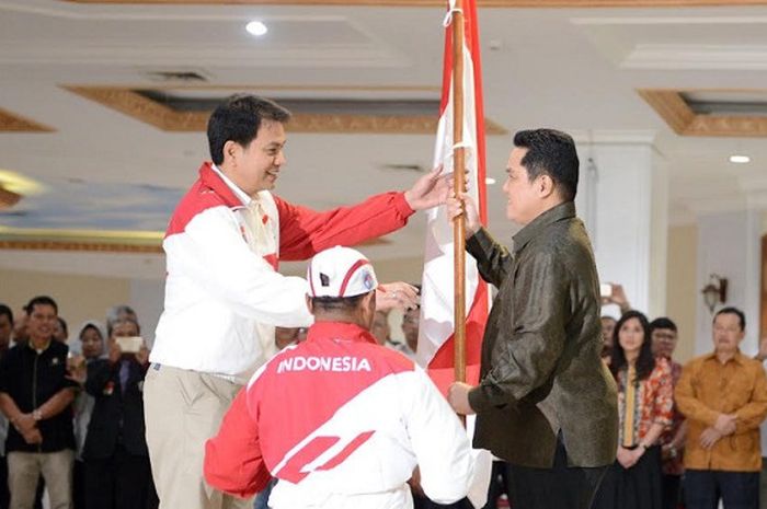 Chef de Mission Kontingen Indonesia untuk SEA Games 2017 Aziz Syamsuddin menerima bendera Merah-Putih dari Ketua Umum Komite Olimpiade Indonesia Erick Thohir dalam pengukuhan Kontingen Indonesia di Wisma Kemenpora, Jakarta, Rabu (2/8/2017). 