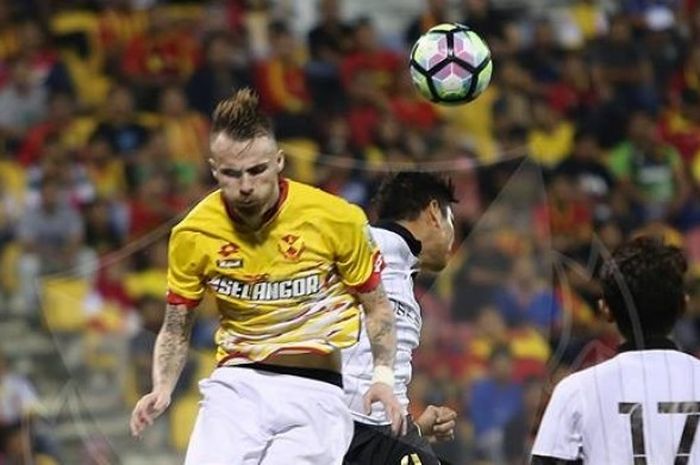 Duel udara antara pemain seleksi Selangor FA, Kamil Pozniak dengan pilar Terengganu FA pada uji coba di Stadion Selayang, Kuala Lumpur, Rabu (11/2/2017) malam. 