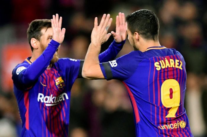 Striker FC Barcelona, Luis Suarez, merayakan golnya bersama Lionel Messi dalam laga Liga Spanyol kontra Deportivo La Coruna di Stadion Camp Nou, Barcelona, pada 17 Desember 2017.