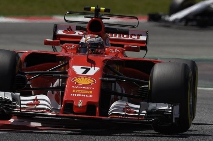 Pebalap Ferrari asal Finlandia, Kimi Raikkonen, memacu mobil pada hari pertama latihan bebas GP Spanyol di Circuit de Barcelona-Catalunya, Jumat (12/5/2017).