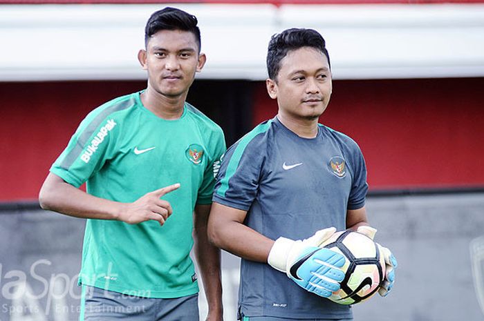 Striker timnas U-23, Rafli Mursalim (kiri) ditemani fisioterapi Imanuel saat latihan di Stadion Kapten I Wayan Dipta, Gianyar, Bali, Rabu (8/8/2018) pagi.