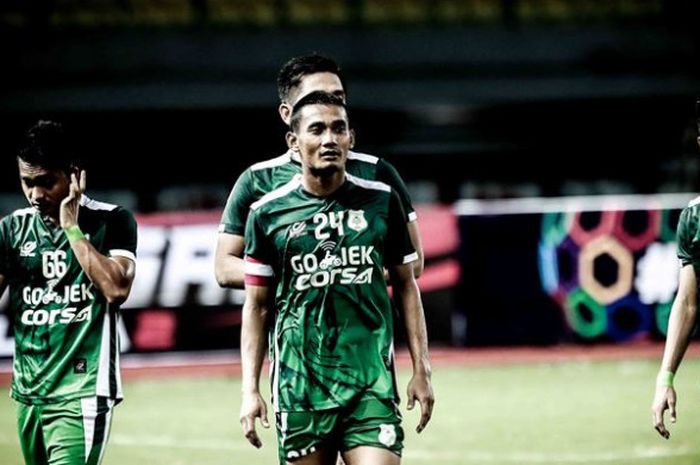 Kapten sekaligus gelandang senior PSMS Medan, Legimin Raharjo (tengah) bersama I Wayan Eka Nanda dan Suhandi (kanan) seusai timnya menang atas Kalteng Putra pada laga perdana Grup X 8 Besar Liga 2 musim 2017 di Stadion Patriot Candrabhaga, Kota Bekasi, Kamis (9/11/2017).  