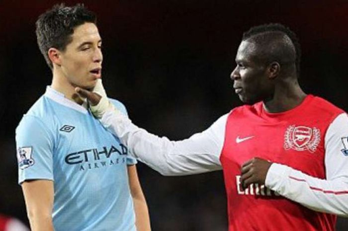 Samir Nasri yang saat itu membela Manchester City mendapat cekikan dari mantan rekan setimnya di Arsenal, Emmanuel Frimpong.