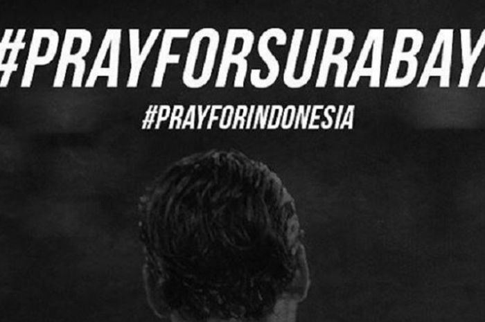 Striker timnas U-23 Indonesia, Ezra Walian menunjukkan simpatinya terhadap tragedi bom di Surabaya melalui akun instagram pribadi.