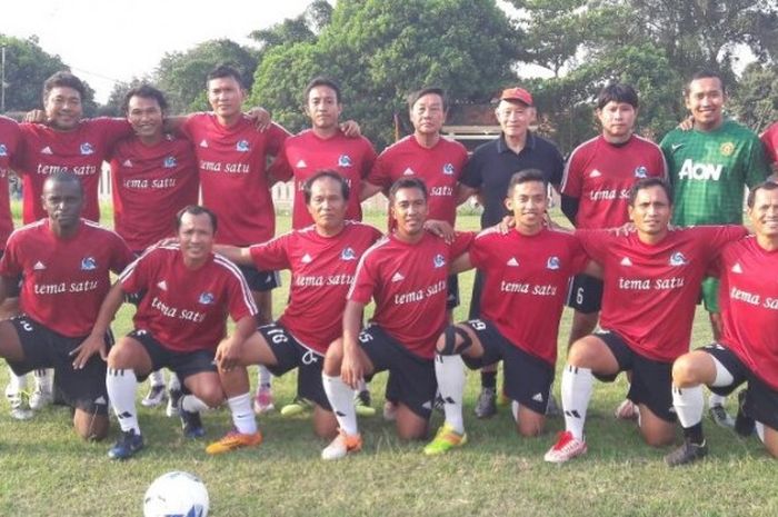 Skuat Mitra Devata bersama Eduard Tjong (berdiri ketiga dari kanan) siap menantang 3 tim legenda sepak bola di Kota Semarang, 28-31 Oktober 2016.