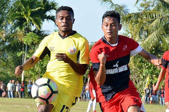 Aksi Pemain Semen Padang, Ananias Fingkrew (kiri), saat melakoni laga uji coba melawan Pariaman FC, Rabu (31/1/2018).