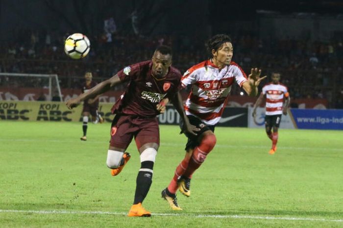Penyerang PSM Makassar, Guy Junior, beraksi pada laga Liga 1 2018 kontra Madura United di Stadion Andi Mattalatta, Makassar, 30 Mei 2018.