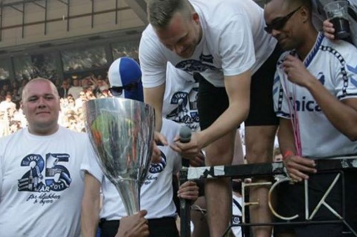 Pemain FC Copenhagen menyerahkan Piala pada fan dan suporter di tribun stadion