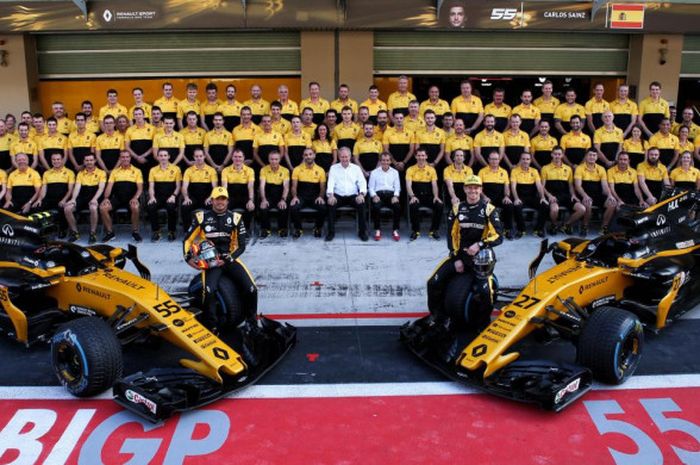 Seluruh kru dan staff serta pebalap tim Renault berfoto bersama untuk web renaultsport
