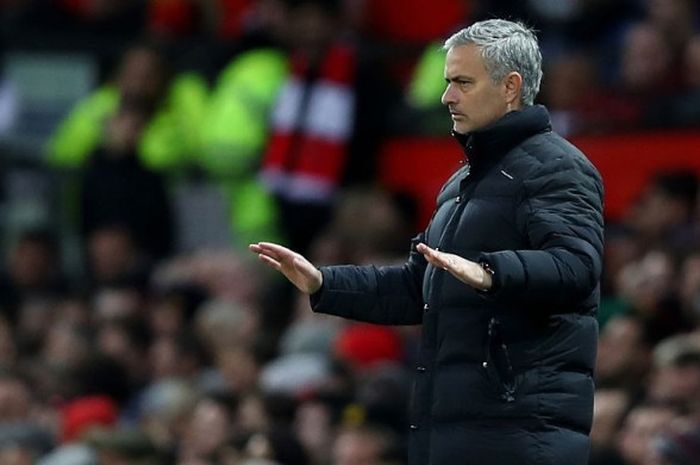 Manajer Manchester United, Jose Mourinho, memberikan instruksi kepada anak asuhnya dalam laga Premier League kontra Tottenham Hotspur di Stadion Old Trafford, Manchester, Inggris, 11 Desember 2016.