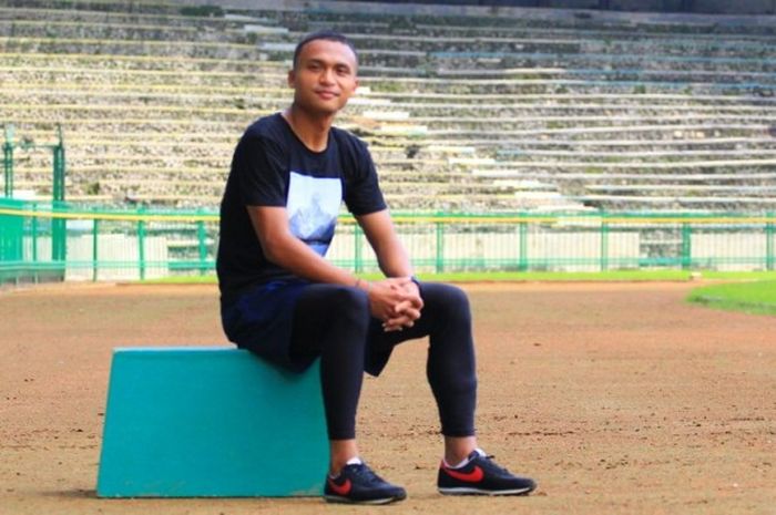 Pemain Persegres Gresik, Achmad Faris Ardiansyah alias Alex, seusai melakukan joging ringan.