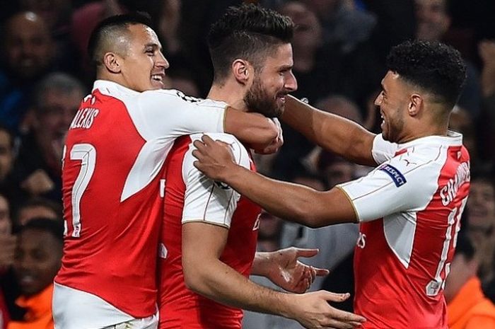 Penyerang Arsenal, Olivier Giroud (tengah), merayakan gol bersama dua rekannya, Alexis Sanchez (kiri) dan Alex Oxlade-Chamberlain, dalam laga Liga Champions kontra Bayern Muenchen di Stadion Emirates, 20 Oktober 2015.