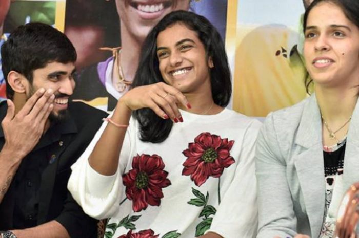 Kidambi Srikanth (kiri), Pusarla V Sindhu, dan Saina Nehwal, pebulu tangkis India.