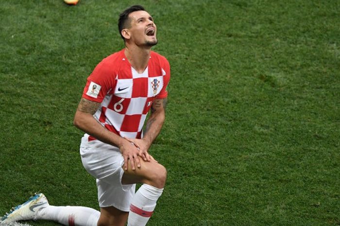 Ekspresi kecewa diperlihatkan bek timnas Kroasia, Dejan Lovren, saat laga final Piala Dunia 2018 berakhir dengan kemenangan 4-2 Prancis, di Stadion Luzhniki, Moskow, pada Minggu (15/07/2018).